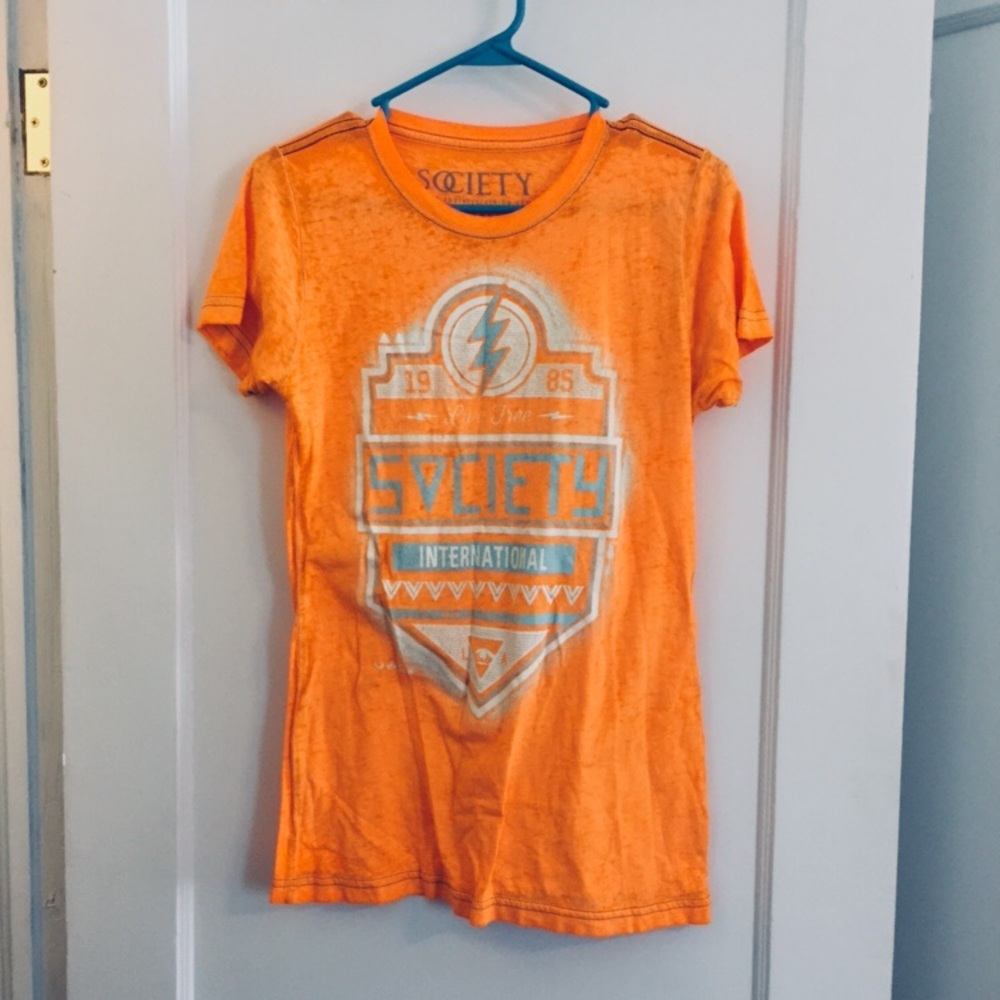 Buckle Society graphic tee